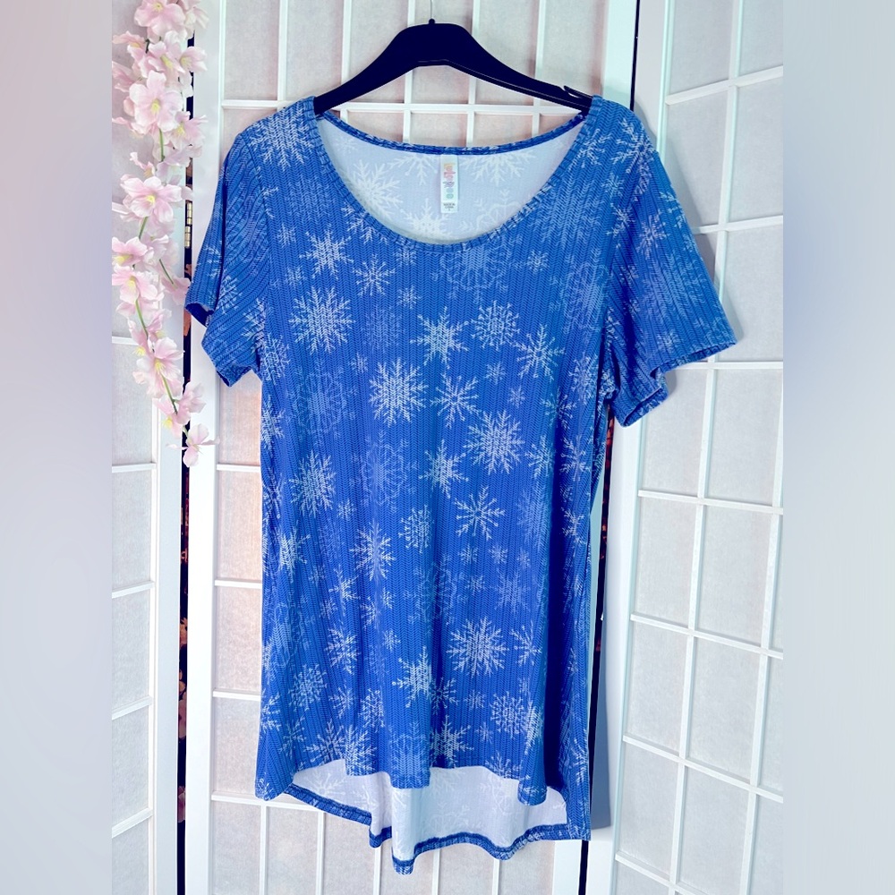 Lularoe soft Classic tee snowflake holiday collection